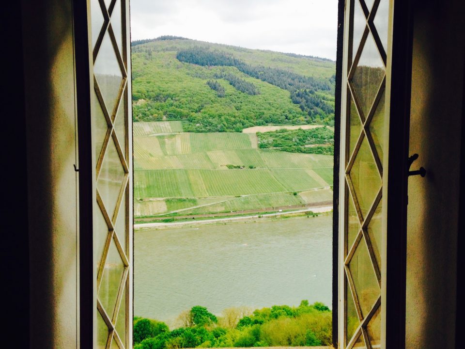 Blick aus einem Fenster vom Südturm der Burg Sooneck
